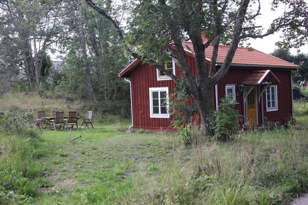 Sjoenaera Stuga Med Bat Och Bastu Villa Ramkvilla Exterior photo