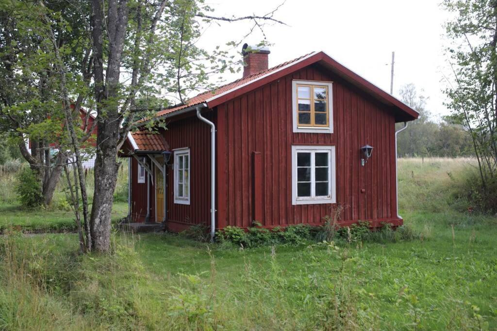 Sjoenaera Stuga Med Bat Och Bastu Ramkvilla Exterior photo