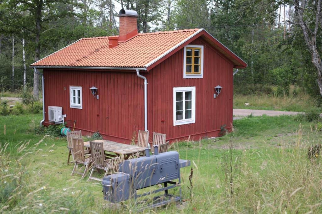 Sjoenaera Stuga Med Bat Och Bastu Ramkvilla Exterior photo